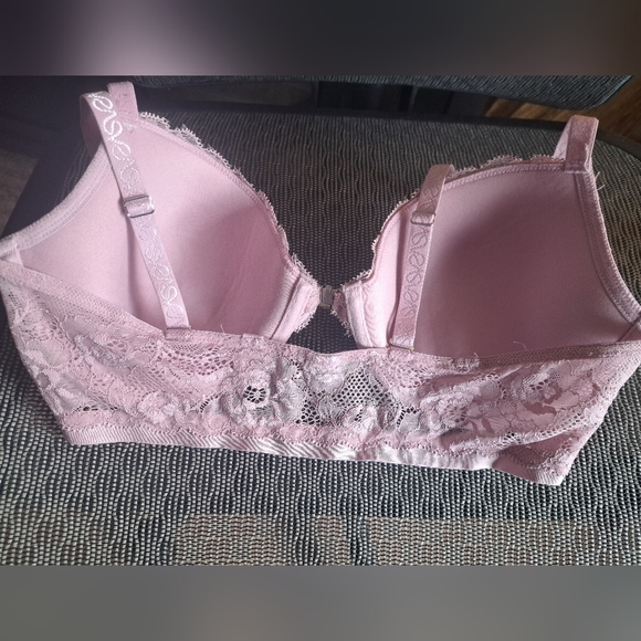 SIMPLY VERA - Vera Wang LILAC LACE T-Shirt BRA like new SIZE 36D front closure